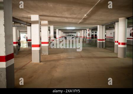 Innenraum des fast leeren Parkplatzes Stockfoto