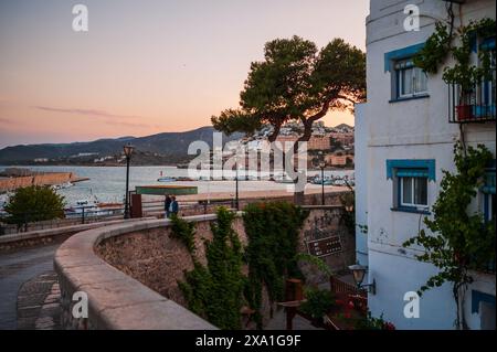 Altstadt von Peñiscola bei Sonnenuntergang, Castellon, Valencianische Gemeinschaft, Spanien Stockfoto