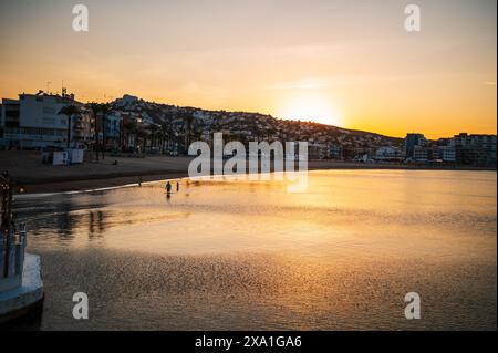 Peñiscola Strand bei Sonnenuntergang, Castellon, Valencianische Gemeinschaft, Spanien Stockfoto