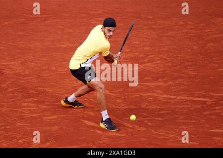 Paris, Frankreich. Juni 2024. Francisco Cerundolo aus Argentinien kehrt am 3. Juni 2024 in Paris gegen Novak Djokovic aus Serbien im Spiel der Männer-Singles in der vierten Runde am 9. Tag der French Open 2024 in Roland Garros zurück. (Quelle: QSP/Alamy Live News Stockfoto