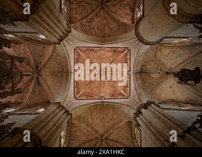 Eine Tiefwinkelaufnahme der Gewölbe und Bögen an der Decke der Kathedrale von Siguenza in Spanien Stockfoto