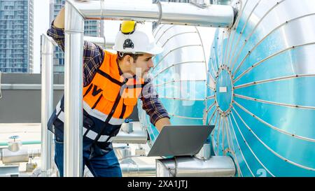 Ein Ingenieur, der auf einer Baustelle einen Laptop benutzt. Stockfoto