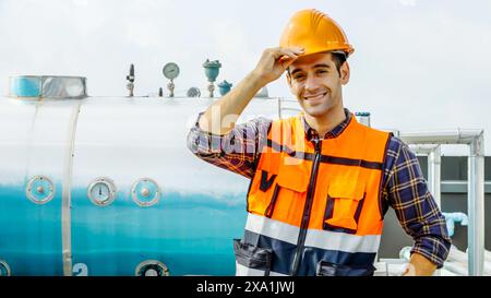 Ein Mann in einer Sicherheitsweste am Kraftstofftank. Stockfoto