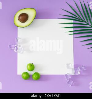 Kreatives, trendiges Layout mit Avocado, tropischen Palmenblättern, grünen Pflaumen, Eiswürfeln und Kopierraum auf hellviolettem Hintergrund. Stockfoto