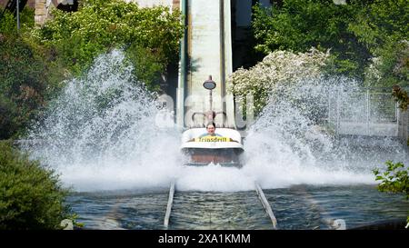 Jugendliche haben Spaß auf der Badewannenfahrt zum Jungbrunnen im Vergnügungspark Tripsdrill. Das Boot rast mit einer Umarmung ins Wasser Stockfoto