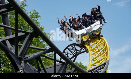 Junge Leute haben Spaß auf der Achterbahn „Lost Gravity“ im Vergnügungspark „Walibi-Holland“ Stockfoto