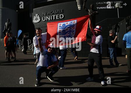 England trifft im St. James' Park auf Bosnien und Herzegowina, während die Three Lions mit den Vorbereitungen für die Euro 2024 beginnen. Newcastle Upon Tyne, Großbritannien, 3. Juni 2024, Credit:DEW/Alamy Live News Stockfoto