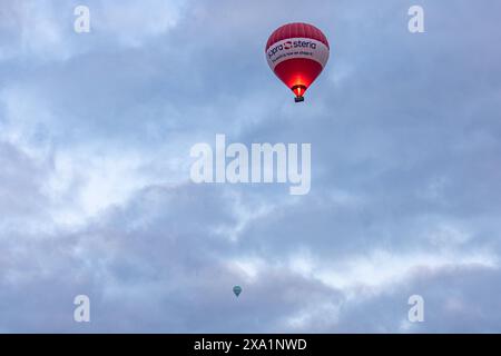 Heissluftballons über Bonn 03.06.2024 im Vorfeld des Ballon Festival vom 7. bis 9. Juni 2024 in der Bonner Rheinaue steigt bereits heute erste Heisslufballons auf, die Richtung Süden den Rodderberg bei Wachtberg überflogen. Wachtberg Niederbachem Nordrhein-Westfalen Deutschland *** Heißluftballons über Bonn 03 06 2024 im Vorfeld des Ballonfestes vom 7. Bis 9. Juni 2024 in Bonns Rheinaue starteten heute die ersten Heißluftballons, die nach Süden über den Rodderberg bei Wachtberg Wachtberg Niederbachem Nordrhein-Westfalen flogen. Copyright: XBonn.digitalx/xMarcxJohnx Stockfoto