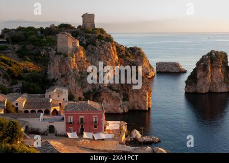 Fantastisches Panorama bei Sonnenaufgang in der Tonnara di Scopello, Provinz Trapani, Sizilien. Italien Stockfoto