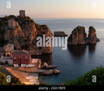 Fantastisches Panorama bei Sonnenaufgang in der Tonnara di Scopello, Provinz Trapani, Sizilien. Italien Stockfoto