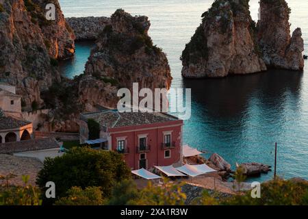 Fantastisches Panorama bei Sonnenaufgang an der Tonnara di Scopello und Faraglioni, Provinz Trapani, Sizilien. Italien Stockfoto