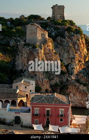 Fantastisches Panorama bei Sonnenaufgang in der Tonnara di Scopello, Provinz Trapani, Sizilien. Italien Stockfoto