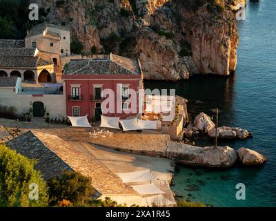 Fantastisches Panorama bei Sonnenaufgang in der Tonnara di Scopello, Provinz Trapani, Sizilien. Italien Stockfoto