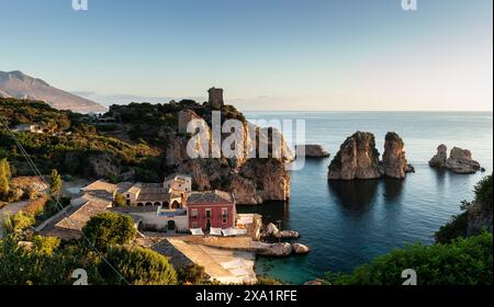 Fantastisches Panorama bei Sonnenaufgang in der Tonnara di Scopello, Provinz Trapani, Sizilien. Italien Stockfoto