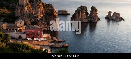 Fantastisches Panorama bei Sonnenaufgang an der Tonnara di Scopello und Faraglioni, Provinz Trapani, Sizilien. Italien Stockfoto