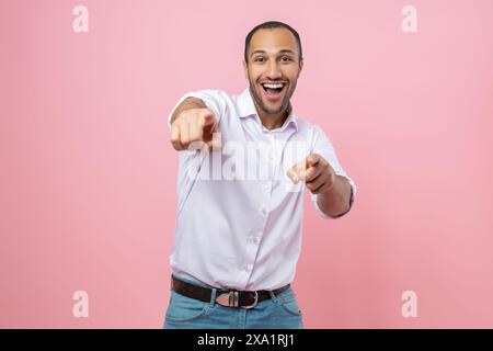 Staunender Mann in weißem Hemd, der dich auswählt Stockfoto