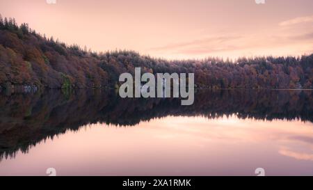 Ein herbstlicher Sonnenaufgang über dem Pavin-See in der Auvergne, Frankreich. Stockfoto