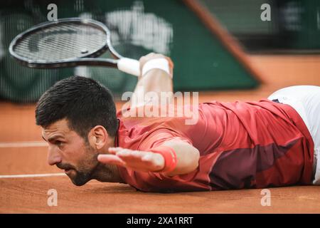 Paris, Frankreich. Juni 2024. Titelverteidiger NOVAK DJOKOVIC (Serbien) bei den French Open. Djokovic gewann 6-1 5-7 3-6 7-5 mit 6:3. (Kreditbild: © Matthieu Mirville/ZUMA Press Wire) NUR REDAKTIONELLE VERWENDUNG! Nicht für kommerzielle ZWECKE! Quelle: ZUMA Press, Inc./Alamy Live News Stockfoto