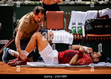 Paris, Paris, Frankreich. Juni 2024. Titelverteidiger NOVAK DJOKOVIC aus Serbien wird am neunten Tag der Roland-Garros 2024, French Open 2024, Grand Slam Tennis Turnier im Roland-Garros Stadiume behandelt. (Kreditbild: © Matthieu Mirville/ZUMA Press Wire) NUR REDAKTIONELLE VERWENDUNG! Nicht für kommerzielle ZWECKE! Quelle: ZUMA Press, Inc./Alamy Live News Stockfoto