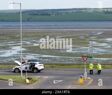 3. Juni 2024. A9 an der Kreuzung mit B9176, Skiach Services, Evanton, Schottland. Das ist die Polizei-Schottland-Unfalluntersuchung am Tatort von zwei Fahrzeugen Stockfoto