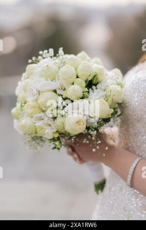 Die Braut mit einem Strauß weißer Rosen Stockfoto