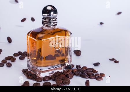 Kaffeebohnen und eine Flasche nebeneinander auf dem Boden Stockfoto