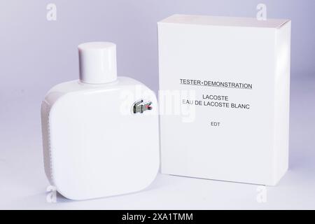 Luxuriöse Parfümflasche mit weißer Box und elegantem Logo Stockfoto