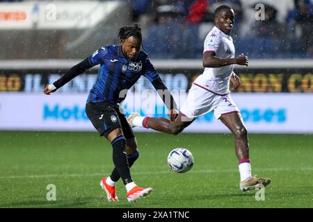 Bergamo, Italien. Juni 2024. Italien, Bergamo, 2. juni 2024: Ademola Lookman (Atalanta) schießt und erzielt das Tor 1-1 bei 12' während des Fußballspiels Atalanta BC gegen ACF Fiorentina, Recovery Day 29 Serie A Tim 2023-2024 Gewiss Stadium. Atalanta BC vs ACF Fiorentina, Lega Calcio Serie A Tim Season 2023-2024 Recovery Day 29 im Gewiss Stadium am 2. Juni 2024. (Kreditbild: © Fabrizio Andrea Bertani/Pacific Press via ZUMA Press Wire) NUR REDAKTIONELLE VERWENDUNG! Nicht für kommerzielle ZWECKE! Stockfoto