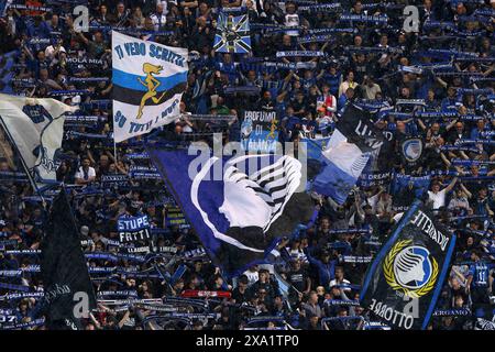 Bergamo, Italien. Juni 2024. Italien, Bergamo, 2. juni 2024: Anhänger von Atalanta BC schwenken die Fahnen und Schals in den Tribünen während des Fußballspiels Atalanta BC gegen ACF Fiorentina, Recovery Day 29 Serie A Tim 2023-2024 Gewiss Stadium. Atalanta BC vs ACF Fiorentina, Lega Calcio Serie A Tim Season 2023-2024 Recovery Day 29 im Gewiss Stadium am 2. Juni 2024. (Kreditbild: © Fabrizio Andrea Bertani/Pacific Press via ZUMA Press Wire) NUR REDAKTIONELLE VERWENDUNG! Nicht für kommerzielle ZWECKE! Stockfoto