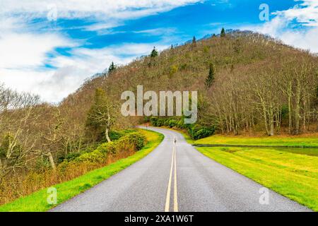 Die verjüngende Mischung aus Frühling, Bergen und Regen auf dem Blue Ridge Parkway in North Carolina Stockfoto