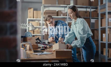 Junge Lagerbestandsmanager für Männer und Frauen, die Aufträge für Kunden verpacken, Laptop verwenden und den Lagerbestand überprüfen. Mitarbeiter bereitet ein Paket mit stilvollem Retro-Fahrradsitz vor. Stockfoto