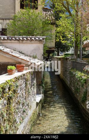 Der Kanal fließt durch das historische Dorf Pioraco. Macerata, Italien Stockfoto