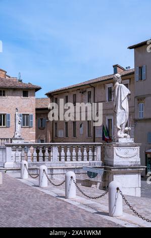 Eine Statue an der Seite eines gemauerten Weges in der Provinz Pesaro und Urbino Stockfoto