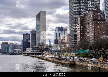 Die Uferpromenade mit zahlreichen Gebäuden in Manhattan, New York City Stockfoto