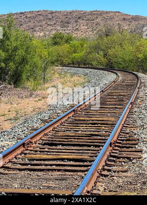 Bahngleise und Schwellen in den Bergen in der Gemeinde Turicachi und ejido km 47 zwischen Nacozari und Esqueda Gemeinde Fronteras in Sonora Mexiko. PIRA zeremonieller Akt der Apachen Ausbildung, INNIPI klassisches Gehäuse, Wandbild von Apachen Krieger Reiter reiten ihre Pferde und zeremonielle Stange (Luis Gutierrez / Norte Foto) VIAS de tren y durmientes en el monte en la comunidad Turicachi y ejido km 47 ubicada entre entre Nacozari y Esqueda municipio de Fronteras en Sonora Mexiko. PIRA acto Ceremonial de entrenamiento apache , vivienda clasica INNIPI , Mural de jinetes guerreos Stockfoto