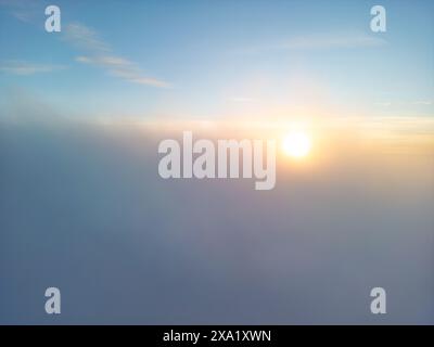 Wunderschöner Sonnenaufgang über den Wolken mit dem diffusen Sonnenlicht, das durch die Wolken scheint Stockfoto