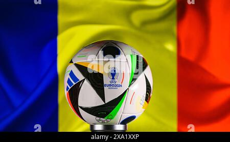 Juni 2024, Berlin, Deutschland. Der offizielle Ball der Euro 2024 Adidas Fussballliebe auf dem Hintergrund der rumänischen Flagge. Stockfoto