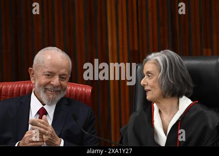 DF - BRASILIA - 06/03/2024 - BRASILIA, TSE GESCHENK BESITZ - der neue Präsident des Obersten Wahlgerichts, Carmen Lucia, spricht mit dem Präsidenten Brasiliens, Luiz Inacio Lula da Silva, während seiner Einweihungsfeier am Montag, den 3. Juni 2024. Foto: Mateus Bonomi/AGIF Stockfoto