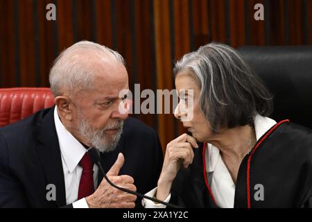 DF - BRASILIA - 06/03/2024 - BRASILIA, TSE GESCHENK BESITZ - der neue Präsident des Obersten Wahlgerichts, Carmen Lucia, spricht mit dem Präsidenten Brasiliens, Luiz Inacio Lula da Silva, während seiner Einweihungsfeier am Montag, den 3. Juni 2024. Foto: Mateus Bonomi/AGIF Stockfoto