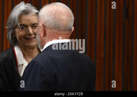 DF - BRASILIA - 06/03/2024 - BRASILIA, TSE GESCHENK BESITZ - der neue Präsident des Obersten Wahlgerichts, Carmen Lucia, spricht mit dem Präsidenten Brasiliens, Luiz Inacio Lula da Silva, während seiner Einweihungsfeier am Montag, den 3. Juni 2024. Foto: Mateus Bonomi/AGIF Stockfoto