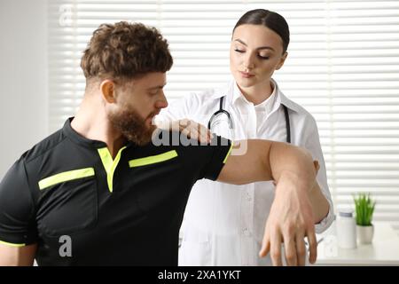 Sportverletzung. Arzt untersucht die Schulter des Patienten im Krankenhaus Stockfoto