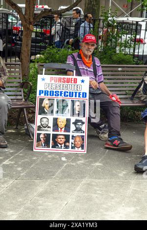Demonstranten vor dem Donald J. Trump-Prozess in New York City am State Criminal Court in Manhattan, 100 Center Street. Stockfoto