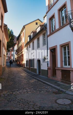 Kopfsteinpflasterallee zwischen Gebäuden in einer malerischen Stadt Stockfoto