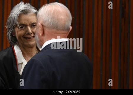 DF - BRASILIA - 06/03/2024 - BRASILIA, TSE GESCHENK BESITZ - der neue Präsident des Obersten Wahlgerichts, Carmen Lucia, spricht mit dem Präsidenten Brasiliens, Luiz Inacio Lula da Silva, während seiner Einweihungsfeier am Montag, den 3. Juni 2024. Foto: Mateus Bonomi/AGIF (Foto: Mateus Bonomi/AGIF/SIPA USA) Stockfoto