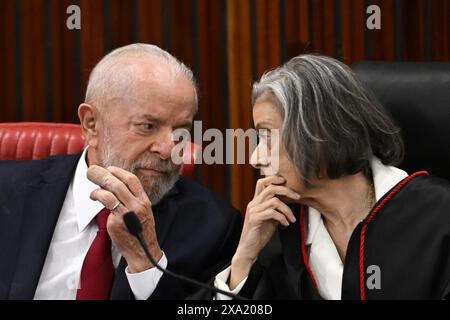 DF - BRASILIA - 06/03/2024 - BRASILIA, TSE GESCHENK BESITZ - der neue Präsident des Obersten Wahlgerichts, Carmen Lucia, spricht mit dem Präsidenten Brasiliens, Luiz Inacio Lula da Silva, während seiner Einweihungsfeier am Montag, den 3. Juni 2024. Foto: Mateus Bonomi/AGIF (Foto: Mateus Bonomi/AGIF/SIPA USA) Stockfoto