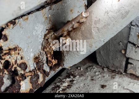 Beschädigt – korrodierte Stahlstrebenstruktur, Nahaufnahme Stockfoto