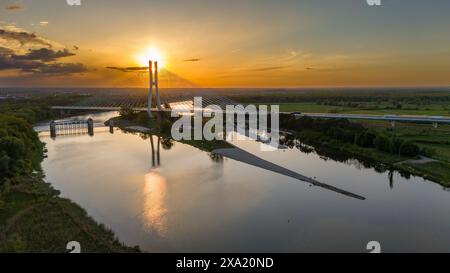 Ein Sonnenuntergang über der Rejinski-Brücke, eine atemberaubende urbane Landschaft Stockfoto