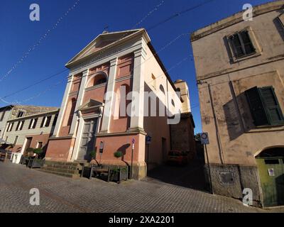 Eine verlassene Straße vor einer leeren Kirche Stockfoto