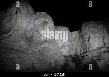 Die geschnitzten Gesichter auf dem Mount Rush bei Nacht Stockfoto