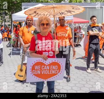 NEW YORK, New YORK, New YORK – 1. Juni 2024: Demonstranten werden auf dem Foley Square während einer von NYC Moms Demand Action veranstalteten Kundgebung zur Verhinderung von Waffengewalt gesehen. Stockfoto